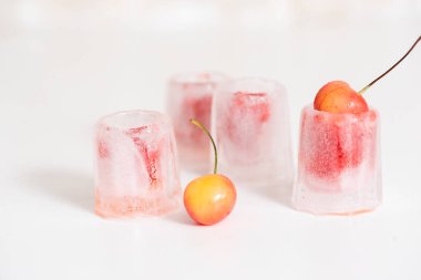 Köpüklü su soda içecek limonata buz beyaz zemin üzerine bir bardak. bir bardak buz. Votka ve kiraz