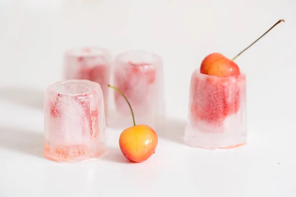 白い背景の上の氷と炭酸水ソーダ飲み物レモネードのガラス 氷のグラス ウォッカと桜 — ストック写真