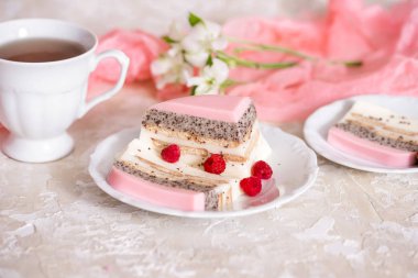 Çaydanlık ve hafif bir arka plan kopya alanı masaya bardakta tatlı pembe gül fincan kek