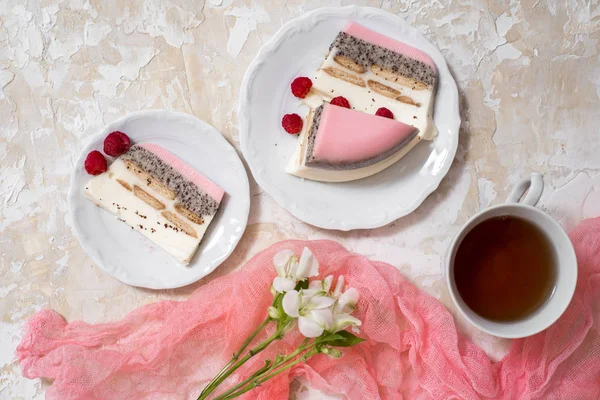 Düz bir parça katmanlı çikolata, tuzlu fıstık, karamel ve çırpılmış kremalı tart, lay