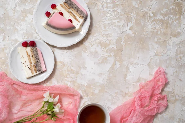 Düz bir parça katmanlı çikolata, tuzlu fıstık, karamel ve çırpılmış kremalı tart, lay