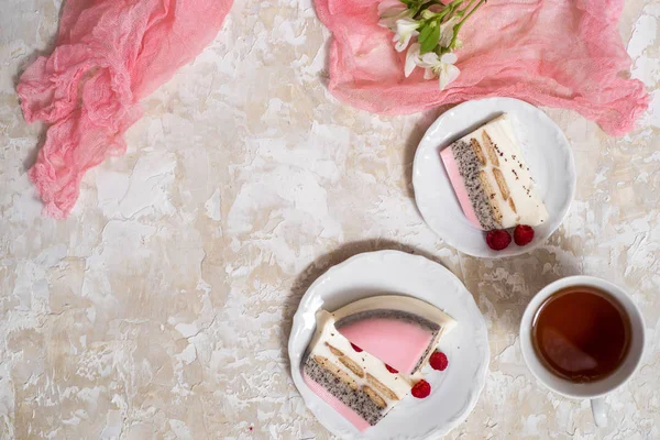 Düz bir parça katmanlı çikolata, tuzlu fıstık, karamel ve çırpılmış kremalı tart, lay