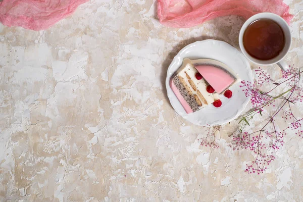 Düz bir parça katmanlı çikolata, tuzlu fıstık, karamel ve çırpılmış kremalı tart, lay