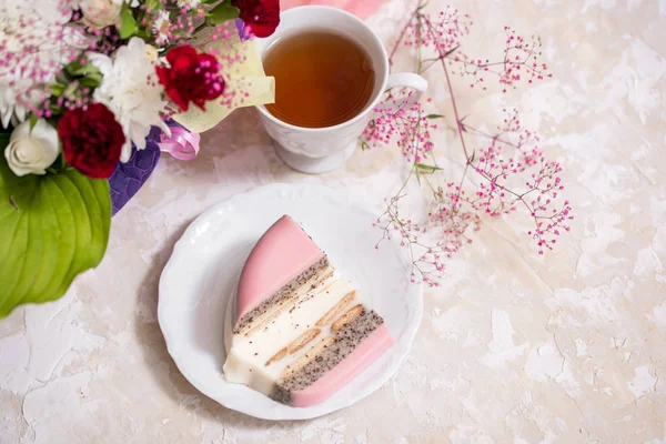 Düz bir parça katmanlı çikolata, tuzlu fıstık, karamel ve çırpılmış kremalı tart, lay