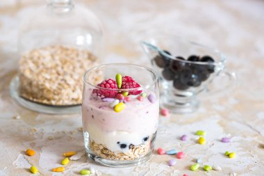Yoğurt, müsli ve bir ahşap masa, detayları ile önden görünüm, metin için yer bir cam kapta taze meyve salatası