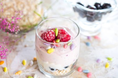 Yoğurt, müsli ve bir ahşap masa, detayları ile önden görünüm, metin için yer bir cam kapta taze meyve salatası