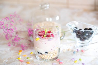 Yoğurt, müsli ve bir ahşap masa, detayları ile önden görünüm, metin için yer bir cam kapta taze meyve salatası