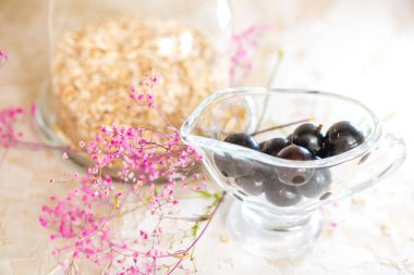 Granola, kurutulmuş meyve ve fındık Biyografi en sağlıklı tohum ile ev yapımı yoğurt.