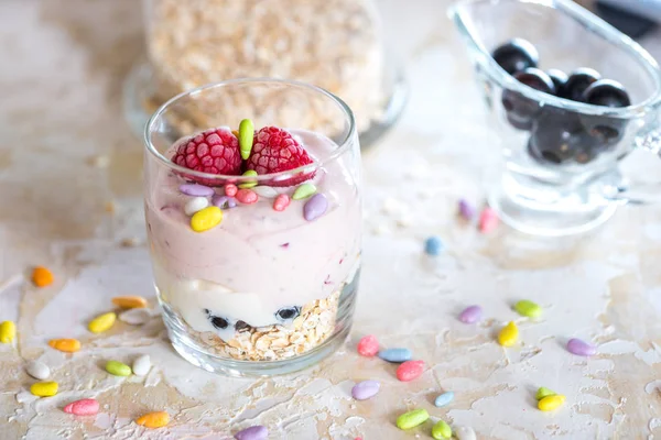 Yoğurt, müsli ve bir ahşap masa, detayları ile önden görünüm, metin için yer bir cam kapta taze meyve salatası