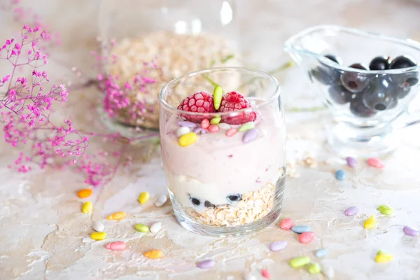 Yoğurt, müsli ve bir ahşap masa, detayları ile önden görünüm, metin için yer bir cam kapta taze meyve salatası