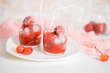 Vişne suyu buz ve bir cam kabı, açık renkli kireç. Yaz içecekler kavramı