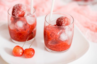 Vişne suyu buz ve bir cam kabı, açık renkli kireç. Yaz içecekler kavramı