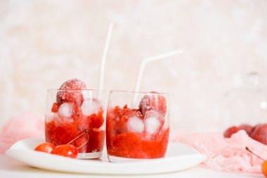 Vişne suyu buz ve bir cam kabı, açık renkli kireç. Yaz içecekler kavramı