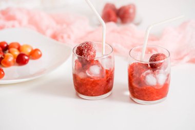 Vişne suyu buz ve bir cam kabı, açık renkli kireç. Yaz içecekler kavramı