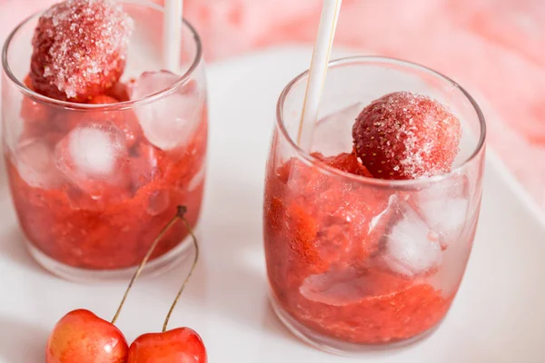 Vişne suyu buz ve bir cam kabı, açık renkli kireç. Yaz içecekler kavramı