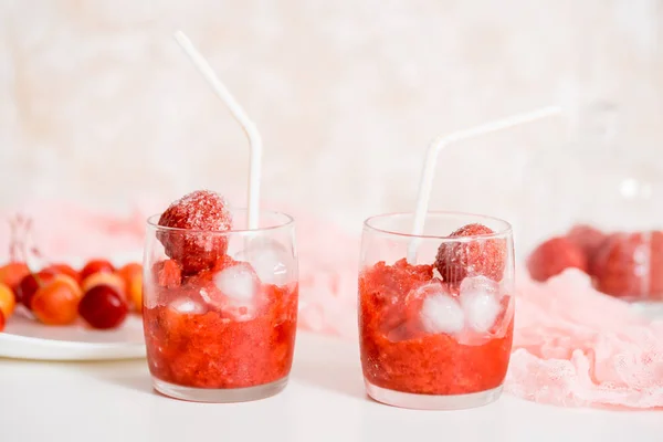 Kirschsaft Mit Eis Und Limette Glasbecher Heller Hintergrund Sommergetränk Konzept — Stockfoto