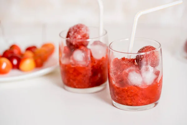 Kirschsaft Mit Eis Und Limette Glasbecher Heller Hintergrund Sommergetränk Konzept — Stockfoto