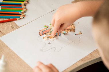 Sevimli küçük bir kız, kullanışlı yapıştırıcıları renkli bir ev yapar. Yapıştırıcı kullanırken evde ya da anaokulunda el işi yapar. Çocukların yaratıcılığı için fikir, kağıttan yapılmış bir sanat projesi