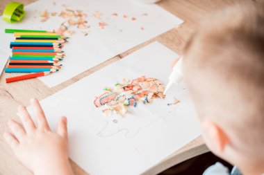 Sevimli küçük bir kız, kullanışlı yapıştırıcıları renkli bir ev yapar. Yapıştırıcı kullanırken evde ya da anaokulunda el işi yapar. Çocukların yaratıcılığı için fikir, kağıttan yapılmış bir sanat projesi