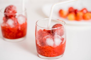 Red berry Limonata limon dilimleri, bal ve buz bir ahşap zemin üzerine cam kavanoza.
