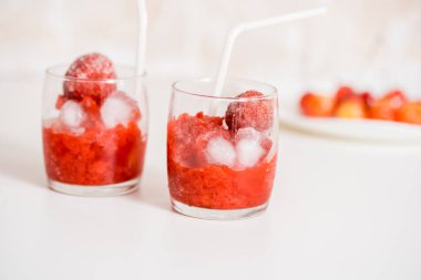 Red berry Limonata limon dilimleri, bal ve buz bir ahşap zemin üzerine cam kavanoza.