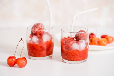 Red berry Limonata limon dilimleri, bal ve buz bir ahşap zemin üzerine cam kavanoza.