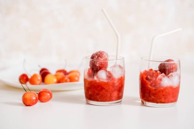 Red berry Limonata limon dilimleri, bal ve buz bir ahşap zemin üzerine cam kavanoza.