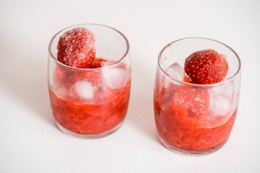 Red berry Limonata limon dilimleri, bal ve buz bir ahşap zemin üzerine cam kavanoza.