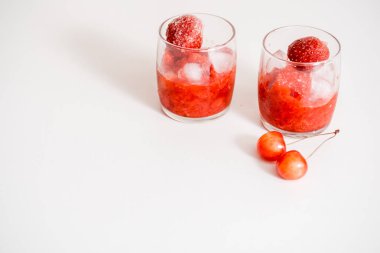 Red berry Limonata limon dilimleri, bal ve buz bir ahşap zemin üzerine cam kavanoza.