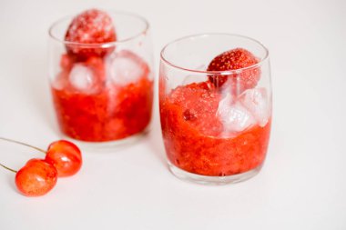 Red berry Limonata limon dilimleri, bal ve buz bir ahşap zemin üzerine cam kavanoza.