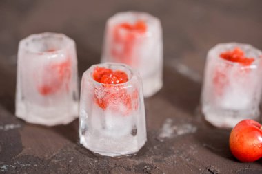 Taze kiraz kokteyl. Taze yaz kokteyl kiraz ve buz küpleri ile. Bardak vişne soda içecek karanlık taş zemin üzerine