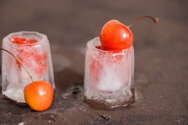 Taze kiraz kokteyl. Taze yaz kokteyl kiraz ve buz küpleri ile. Bardak vişne soda içecek karanlık taş zemin üzerine