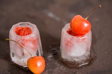 Taze kiraz kokteyl. Taze yaz kokteyl kiraz ve buz küpleri ile. Bardak vişne soda içecek karanlık taş zemin üzerine