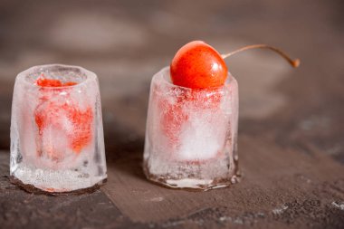 Taze kiraz kokteyl. Taze yaz kokteyl kiraz ve buz küpleri ile. Bardak vişne soda içecek karanlık taş zemin üzerine