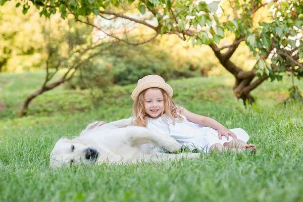 Liten Flicka Med Stor Vit Hund Parken Vacker Årig Flicka — Stockfoto