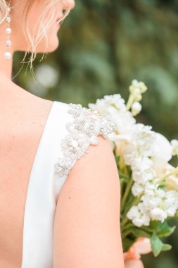 düğün buketi, beyaz Koala çiçek ve gül tutan gelin