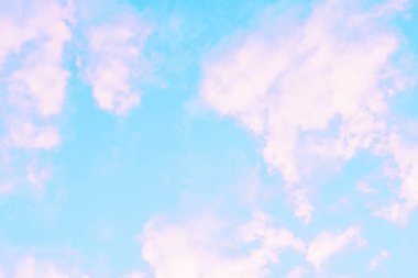 Beyaz bulutlu mavi gökyüzü