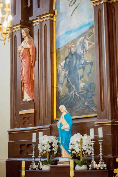 Iglesia editada en estilo gótico, interior. Akhitektura en Gerviaty cerca de Grodno, Belarús. Julio de 2018 . — Foto de Stock