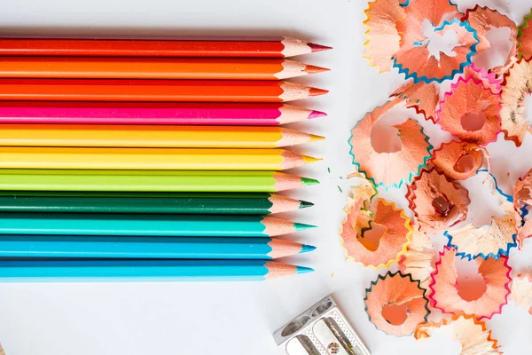 色の鉛筆削り 白地に削り 学校の付属品 — ストック写真