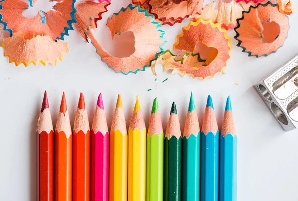 色の鉛筆削り 白地に削り 学校の付属品 — ストック写真