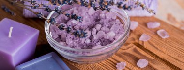 Spa Masaj ayarı, lavanta ürün, ahşap arka plan üzerine, Soap lavanta aromalı tuz menekşe rengi, kopya alanı, üstten görünüm. Uzun geniş afiş.
