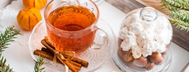 Uzun geniş afiş. Noel kahvaltı, kış baharat ve çay, tarçın ve mandalina bir Tepsi böreği