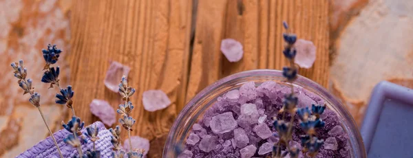 Spa Masaj ayarı, lavanta ürün, ahşap arka plan üzerine, Soap lavanta aromalı tuz menekşe rengi, kopya alanı, üstten görünüm. Uzun geniş afiş.