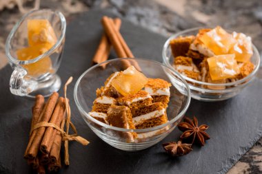 Bahar Yaz tatlı tatlı bir cam fincan koyu gri arka plan üzerinde. Oryantal tatlılar, fındık, nuga, pasta, puf kek