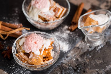 Bahar Yaz tatlı tatlı bir cam fincan koyu gri arka plan üzerinde. Oryantal tatlılar, fındık, nuga, pasta, puf kek