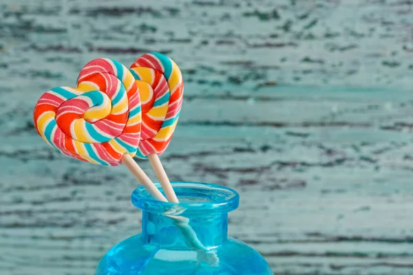 Dois Doces Arco Íris Listrados Coloridos Pau Forma Coração Fundo — Fotografia de Stock