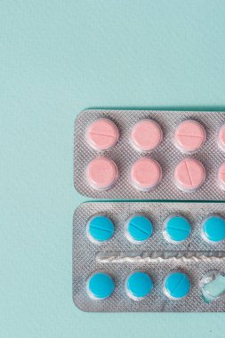 İlaç sanayiine yönelik blister ambalaj tıpta tam kare varyasyon, birden fazla doz ile ilaç kavramı arka plan formu tedavi ya da tedavi insan hastalık kopya alanı, üstten görünüm