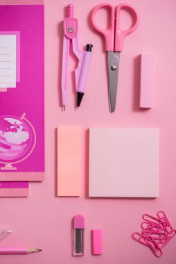 Pembe bir arka plan, okul aksesuarları ve renkli kalem, makas çifti bir pergel, bir çifti bir pergel bir kalem. Kopya alanı, üstten görünüm