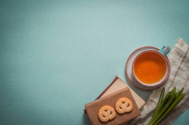 Günlük çay aperatifler kavramı, kitap çay çerez çiçek sümbül mavi turkuaz arka plan kopya alanı, üstten görünüm üzerinde yazma