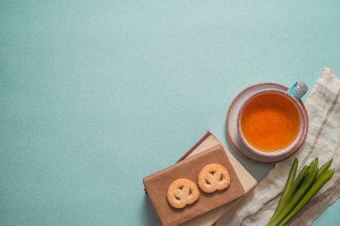Günlük çay aperatifler kavramı, kitap çay çerez çiçek sümbül mavi turkuaz arka plan kopya alanı, üstten görünüm üzerinde yazma